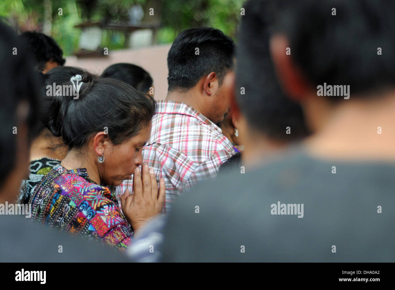 Guatemala indigene Frauen betet während Beerdigung in San Jorge La Laguna, Solola, Guatemala. Stockfoto Guatemala indigene Frauen betet während Beerdigung in San Jorge La Laguna, Solola, Guatemala. Stockfoto