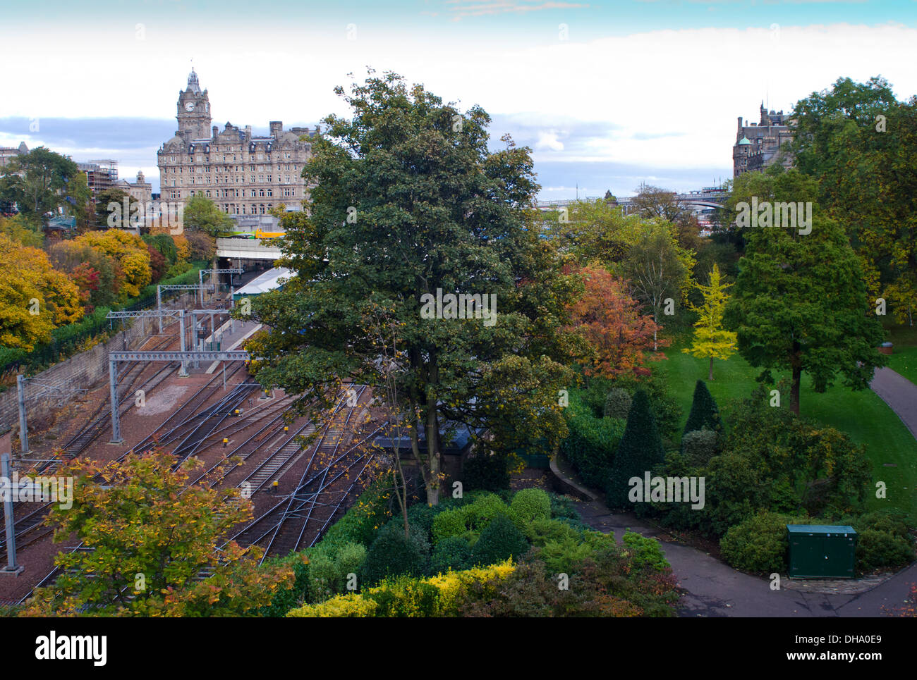 Princes Street Gardens in Richtung Edinburgh Waverley Bahnhof Stockfoto