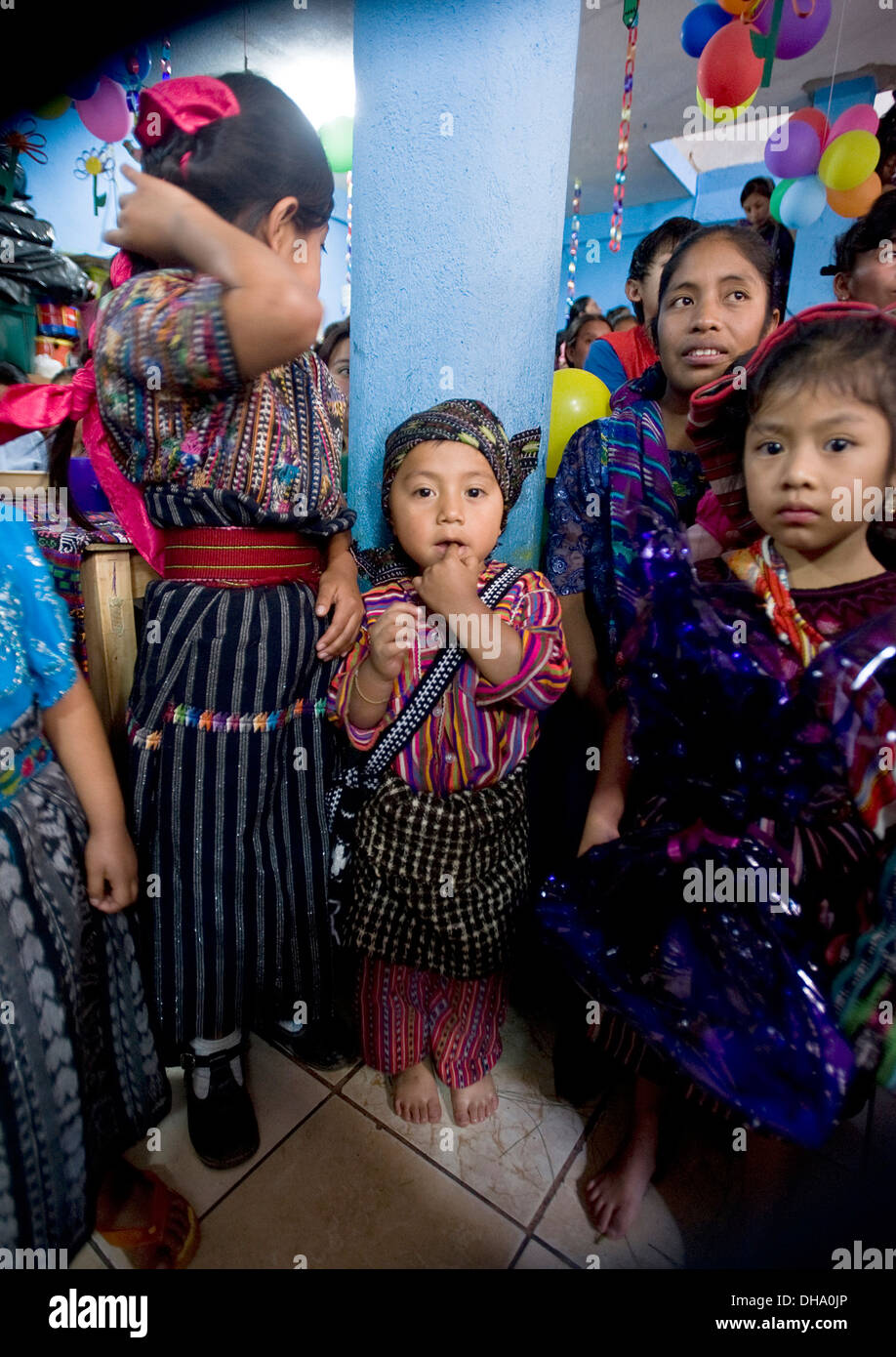 Guatemala-Kinder in traditioneller Kleidung in San Jorge La Laguna, Solola, Guatemala. Stockfoto