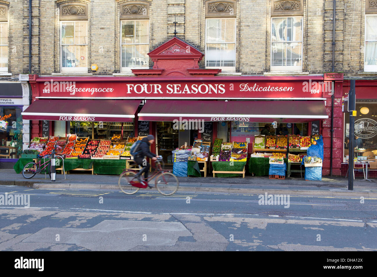 Hove, East Sussex, UK - 4. November 2013: Four Seasons Gemüsehändler und Feinkost auf kirchliche Road, Brighton & Hove Stockfoto