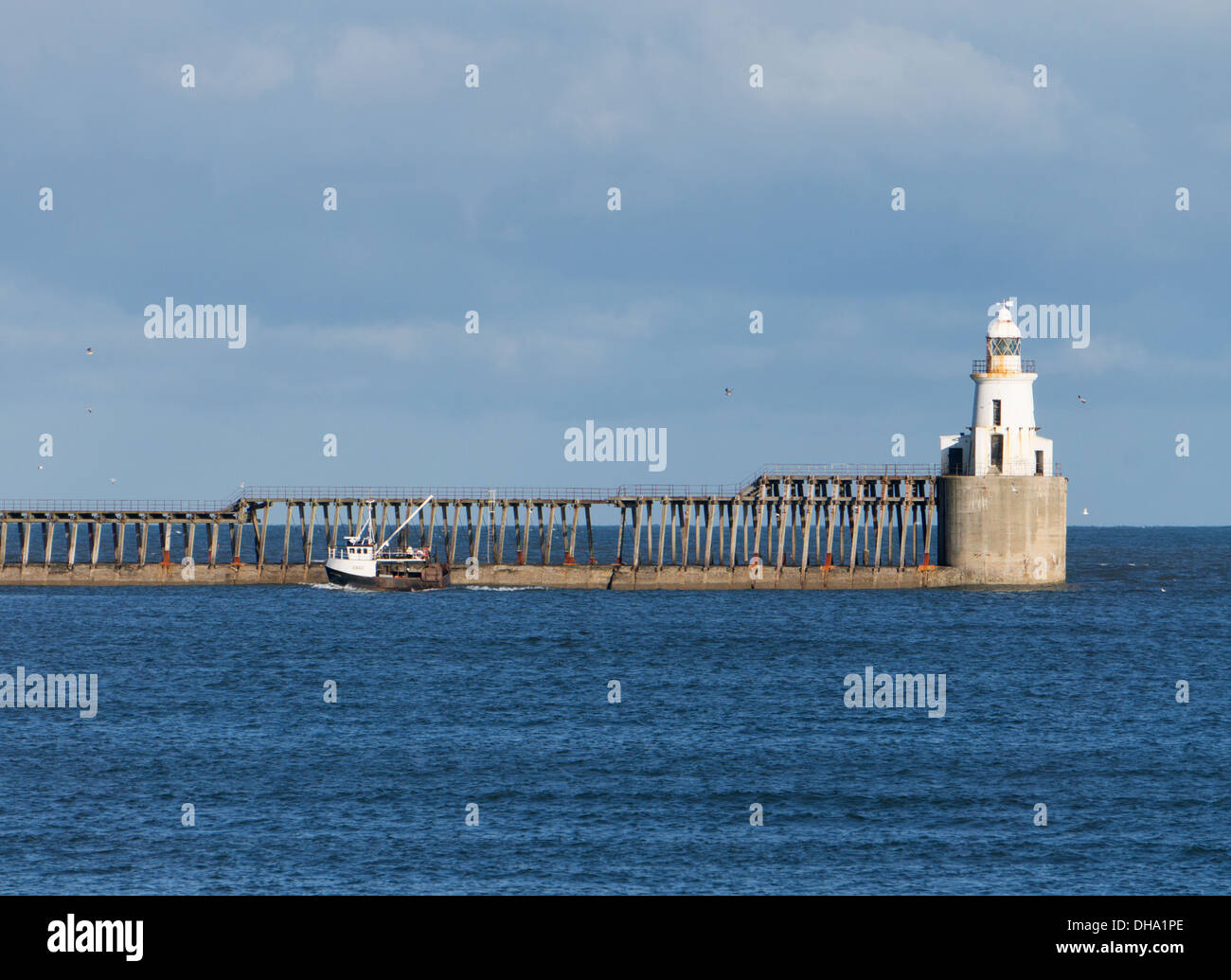 Angelboot/Fischerboot in Blyth Harbour vorbei an Leuchtturm und Pier Pier, Northumberland, England, UK Stockfoto