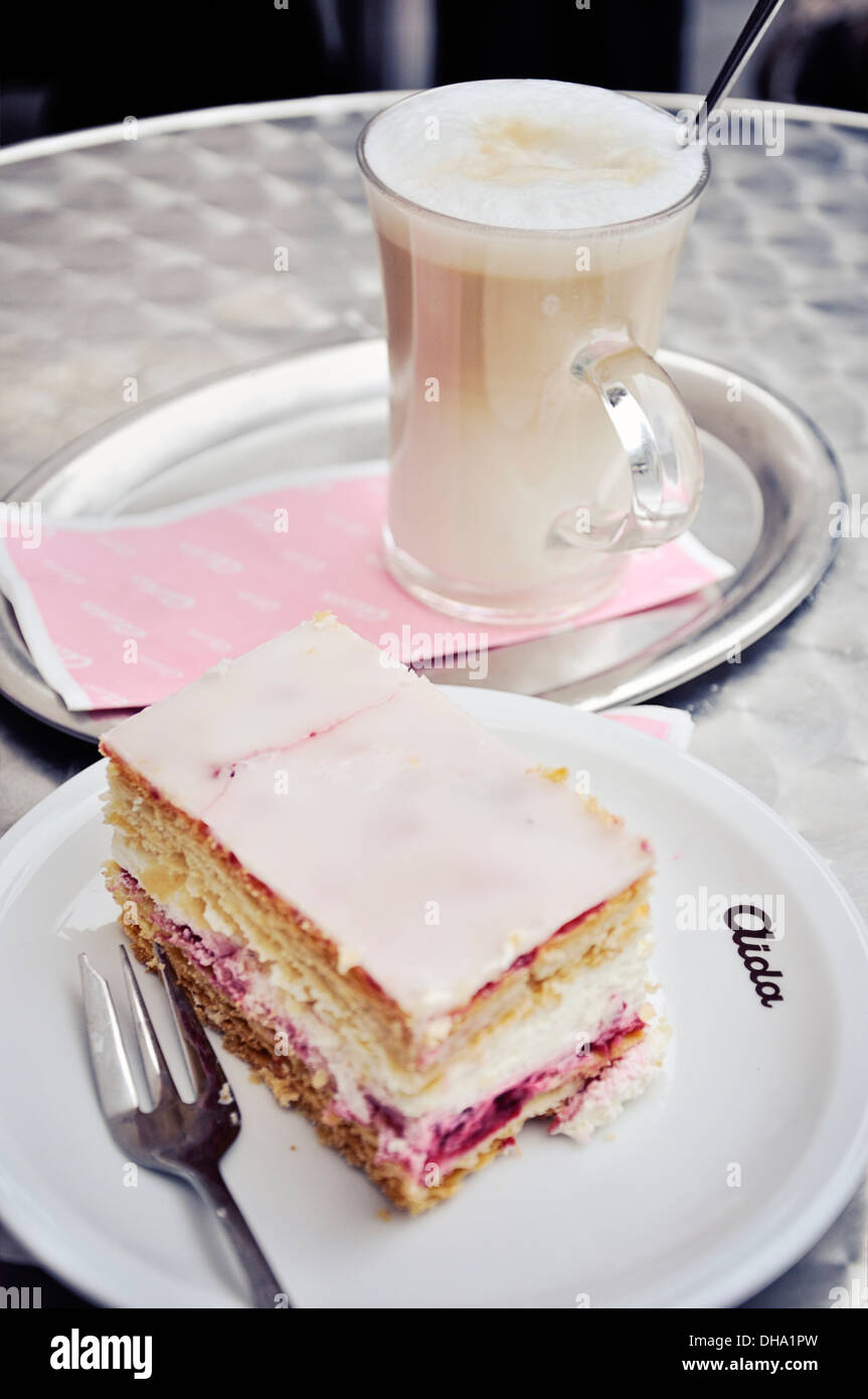 Tasse Kaffee und Kuchen auf den Tisch, Kaffee-Haus Aida, Wien, Österreich Stockfoto