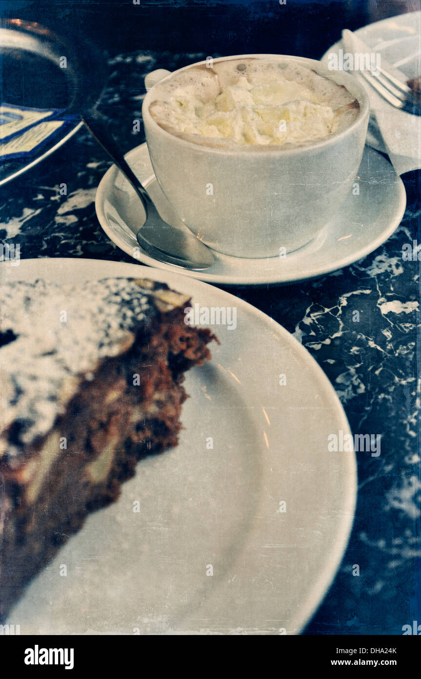 Tasse Kaffee und Kuchen auf den Tisch, Kaffeehaus, Wien, Österreich Stockfoto