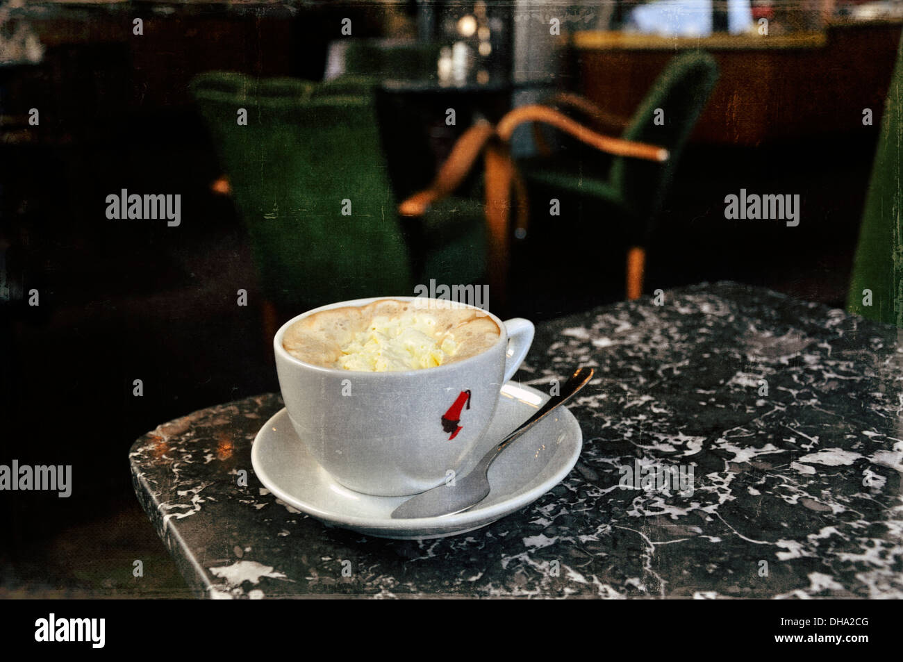 Tasse Kaffee am Tisch, Kaffeehaus, Wien, Österreich Stockfoto