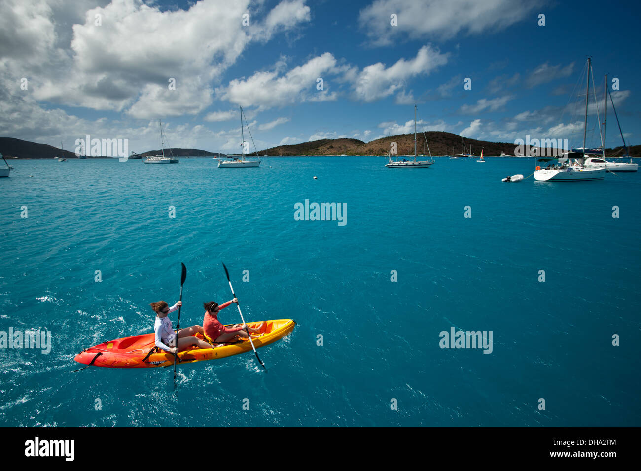 2 Personen Kajak in hell blauen Karibik Gewässer an einem sonnigen Tag in Britische Jungferninseln Stockfoto