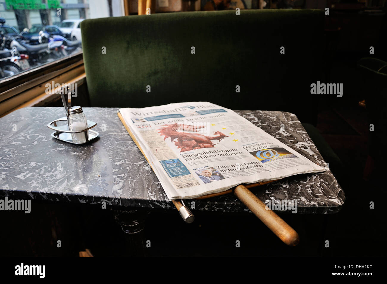Zeitung auf Tisch, Kaffeehaus, Wien, Österreich Stockfoto