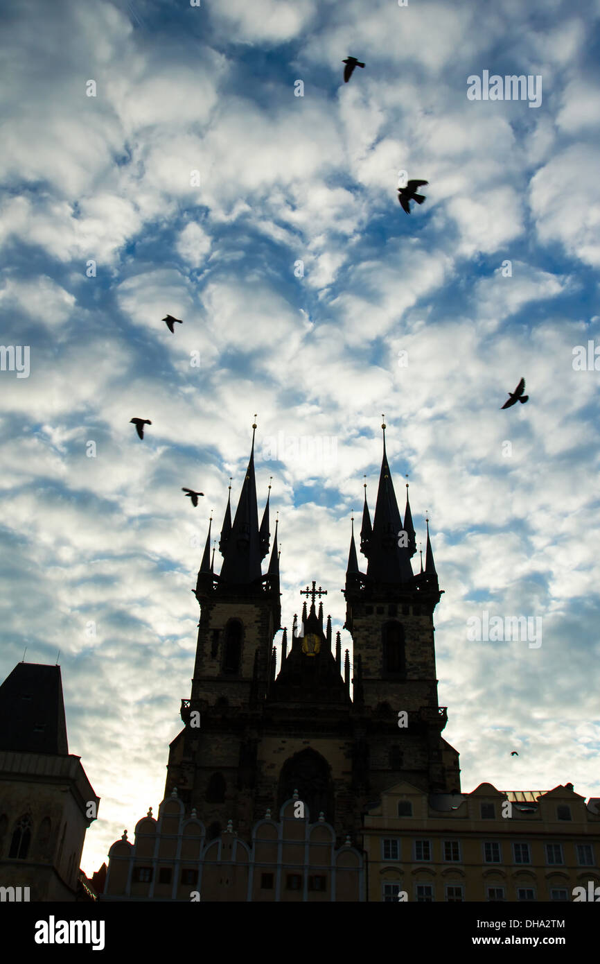 Die Kirche der Mutter Gottes vor Tyn (Frauenkirche vor Tyn) bei Sonnenuntergang. Prag, Tschechische Republik Stockfoto