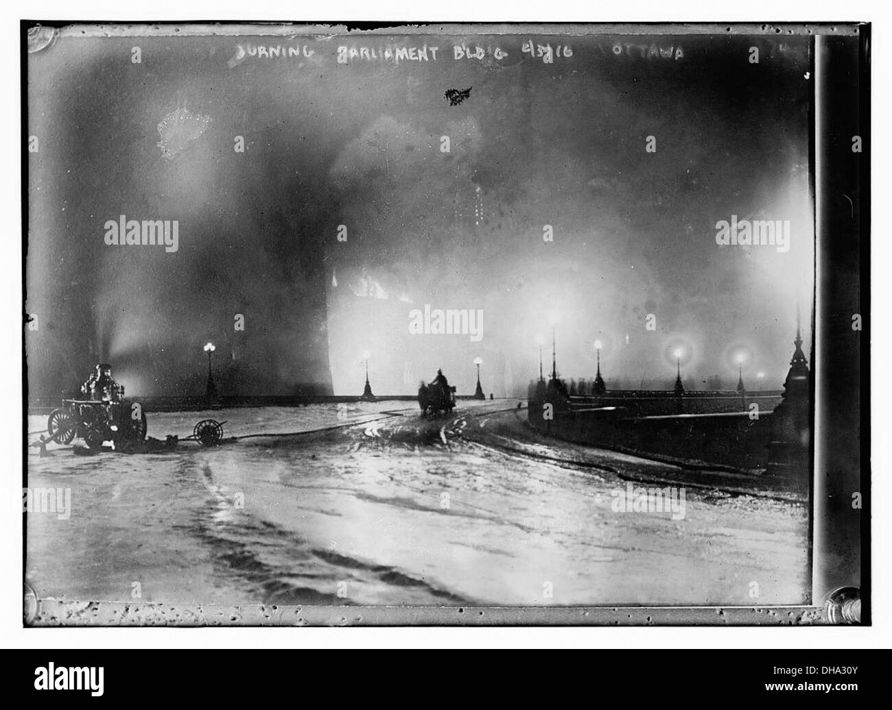 Die Parlamentsgebäude in Ottawa wurden 1916 durch einen Brand beschädigt. Dieses historische Ereignis ist in einem Bild der Library of Congress festgehalten, das die Schäden an den Gebäuden dokumentiert. Stockfoto