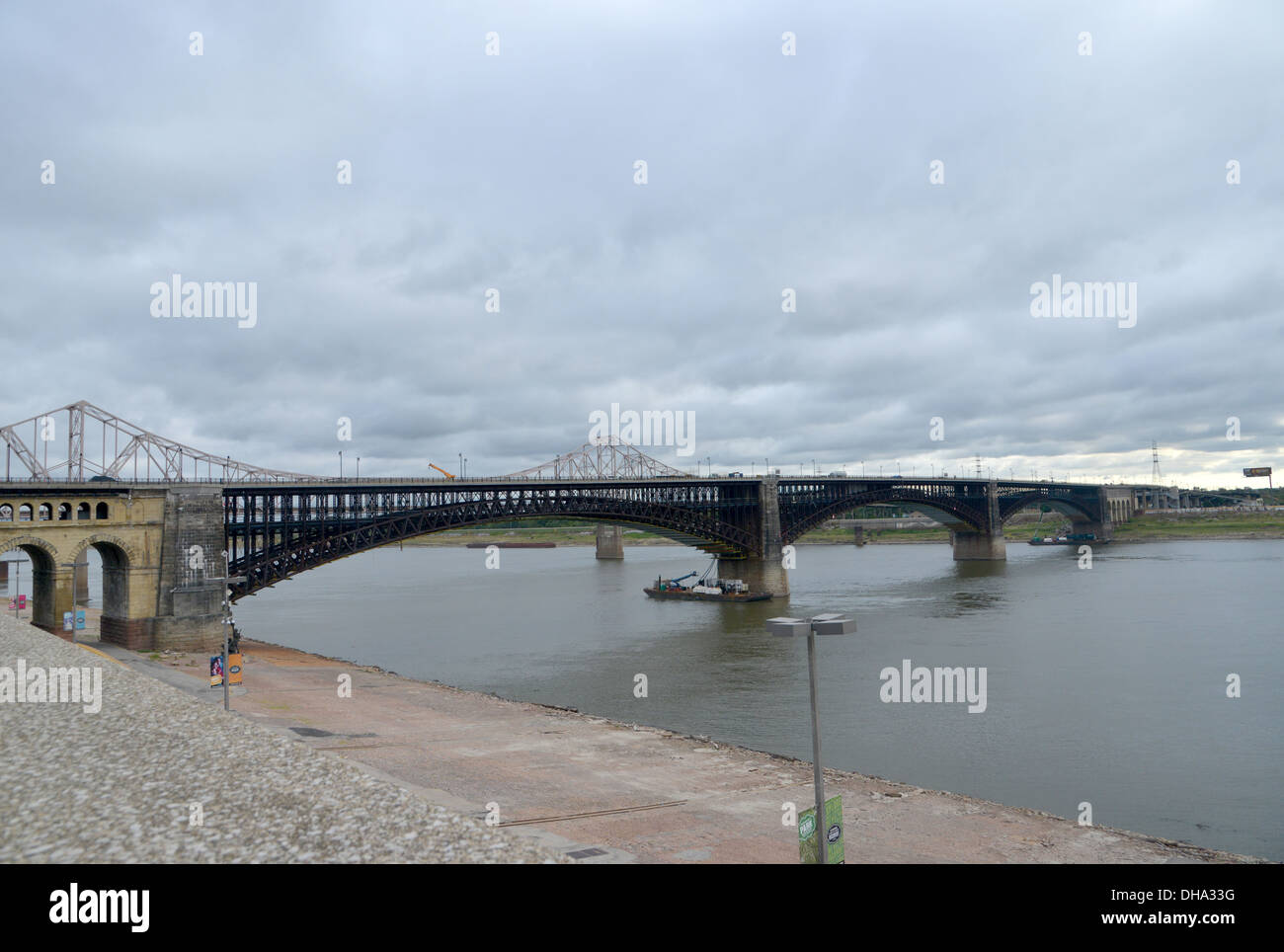 Die Eads Brücke überquert den Mississippi River in St Louis, angrenzend an die St. Louis Arch, Durchführung von Straßen-und Schienenverkehr. 1867 Stockfoto
