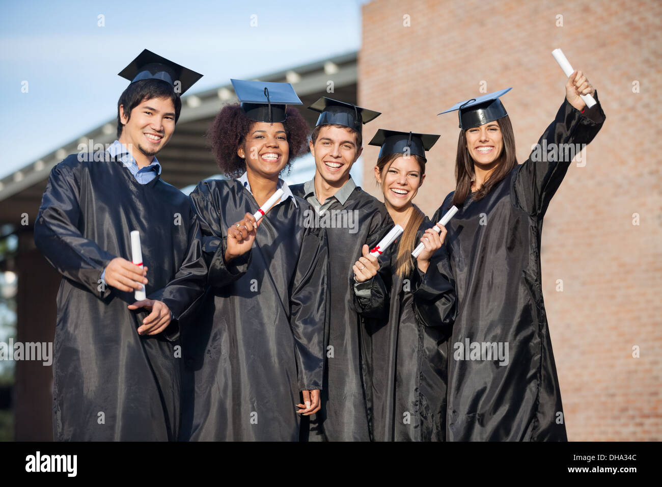 Studenten In Graduierung Kleider Universität Camp Diplome festhalten Stockfoto