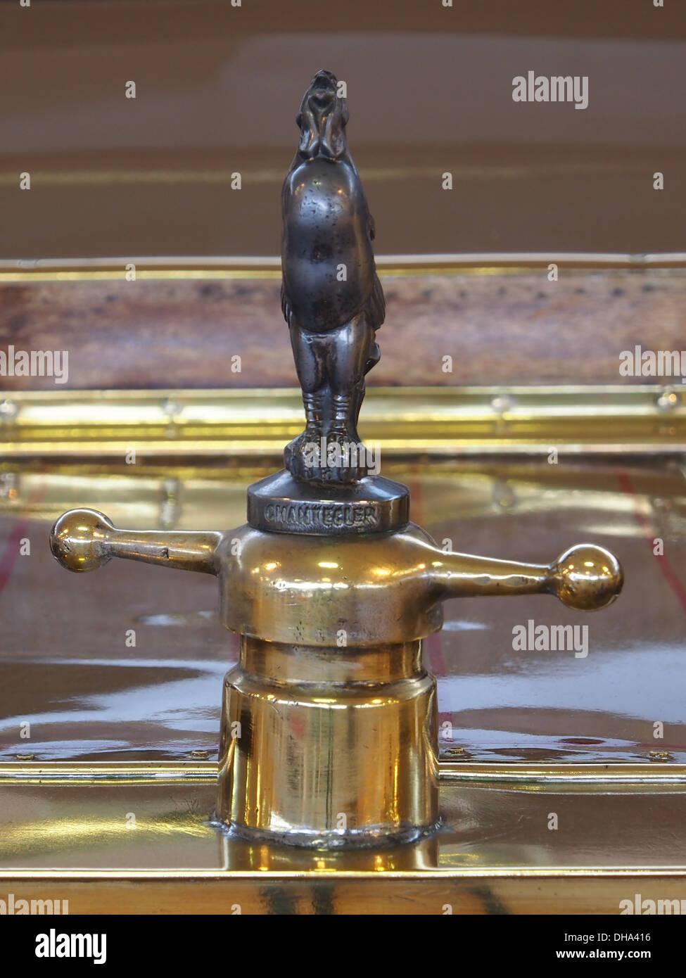 Der Rochet Schneider Typ 10200 von 1911, ein 4-Zylinder-Wagen mit 11 CV, ist Teil der Sammlung des Automobilmuseums in Talmont Saint-Hilaire, Frankreich. Dieses Oldtimer spiegelt die französische Automobiltechnik des frühen 20. Jahrhunderts wider und zeigt die Eleganz und das Design von Autos aus der Zeit vor dem Ersten Weltkrieg. Stockfoto