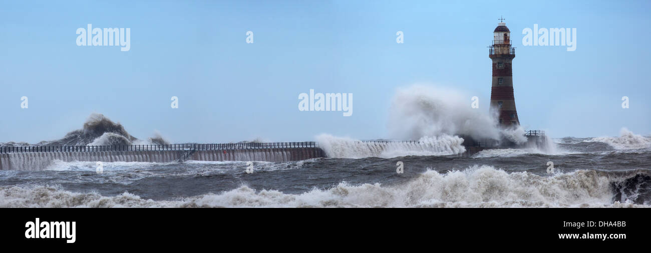 Wellen, die in einen Leuchtturm; Sunderland, Tyne And Wear, England Stockfoto