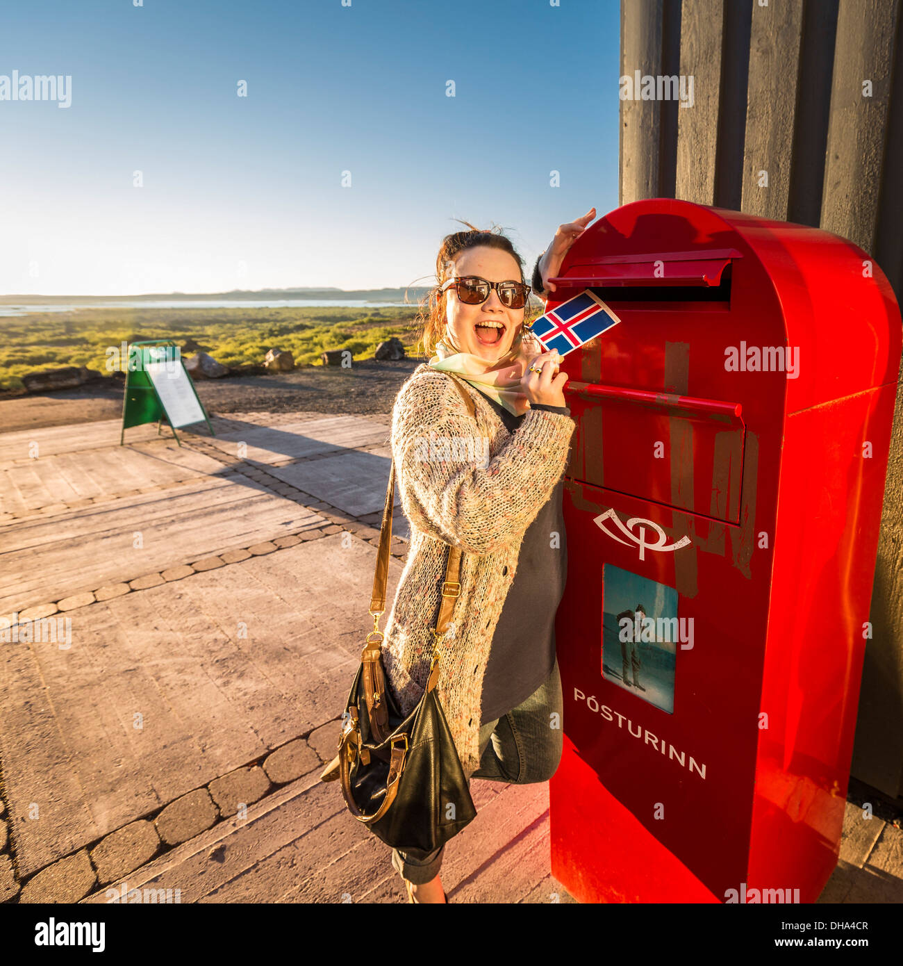 Frau mailing eine Postkarte von Dimmuborgir, Nordisland Stockfoto