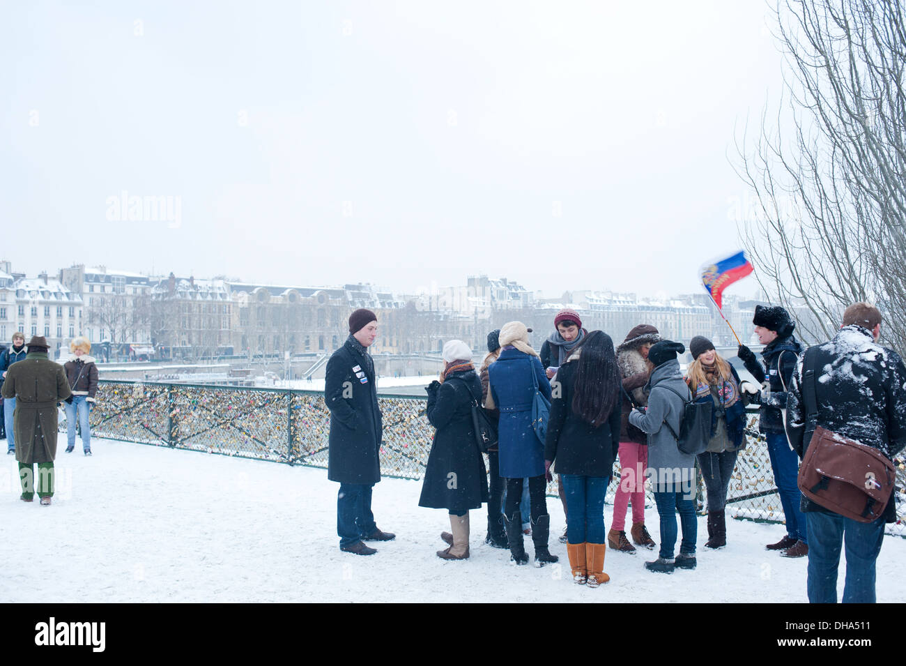 Paris, Frankreich - Russische Touristen in Pont des Arts an einem schnupfigen Wintertag Stockfoto