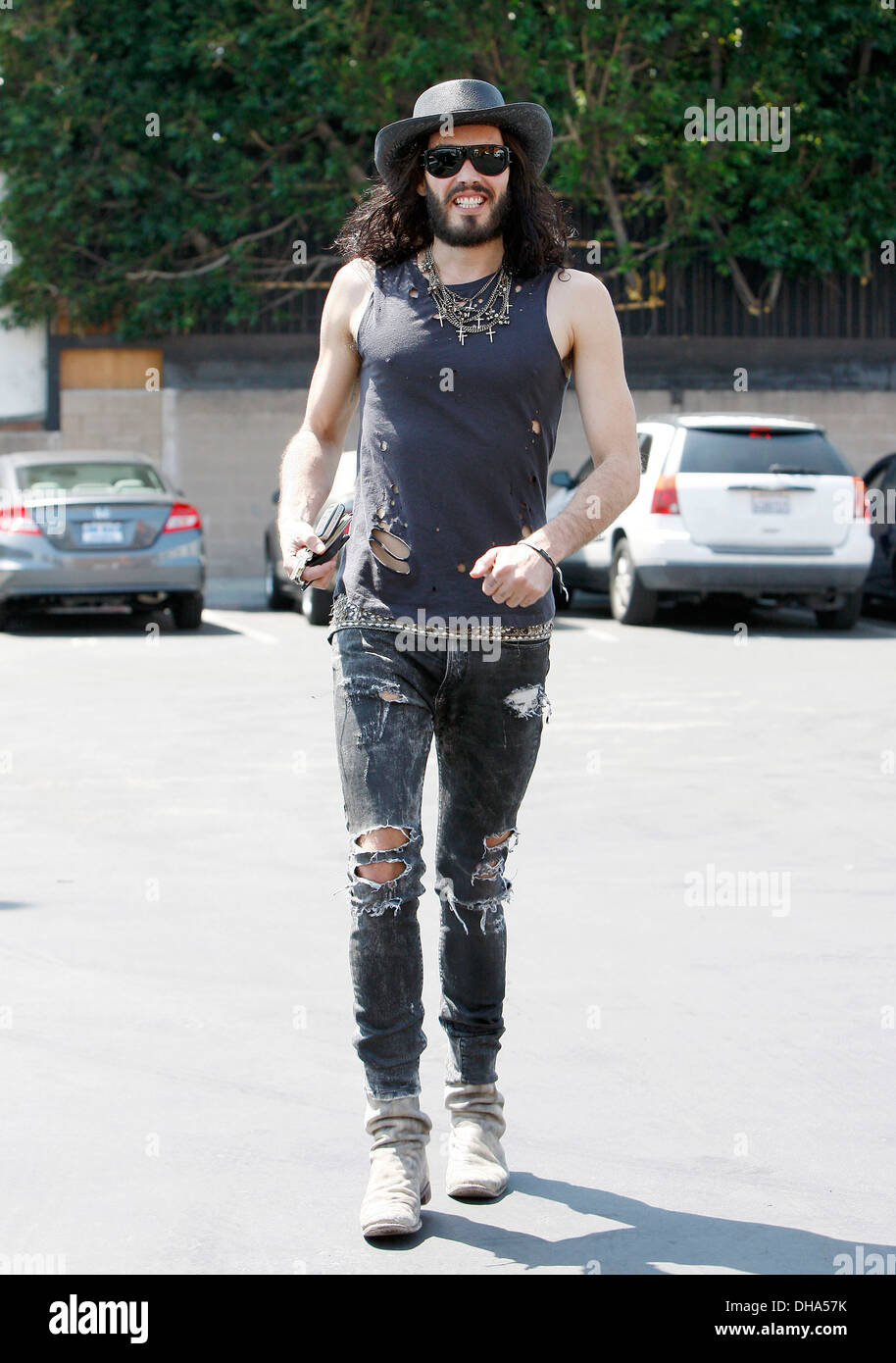 Russell Brand trägt Jeans und Stiefel und Stroh Stetson Hut unterwegs in  West Hollywood Los Angeles Kalifornien gerissen Stockfotografie - Alamy