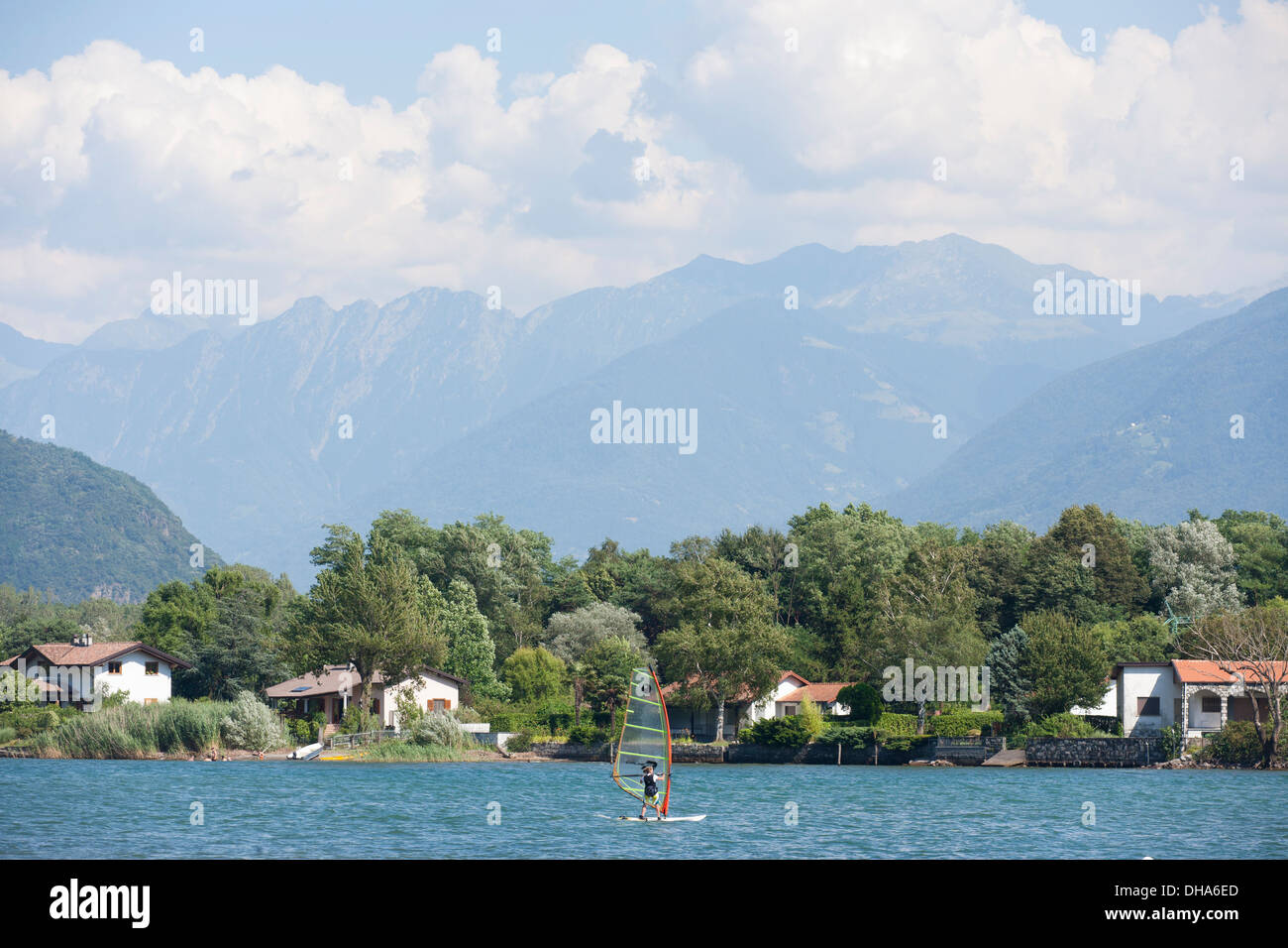 Windsurfen in Comer See Italien Stockfoto
