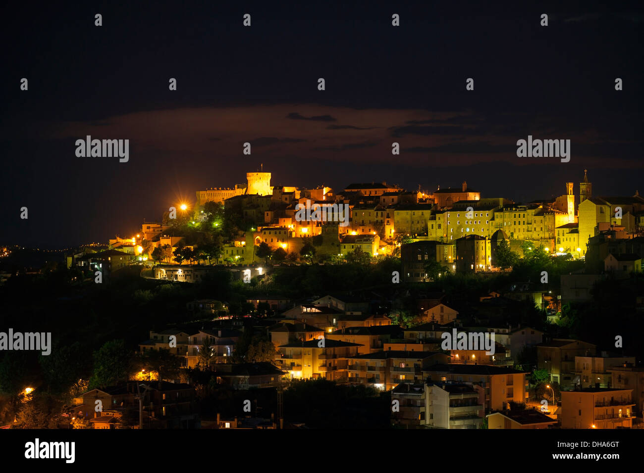 Acquaviva Picena am Abend Stockfoto