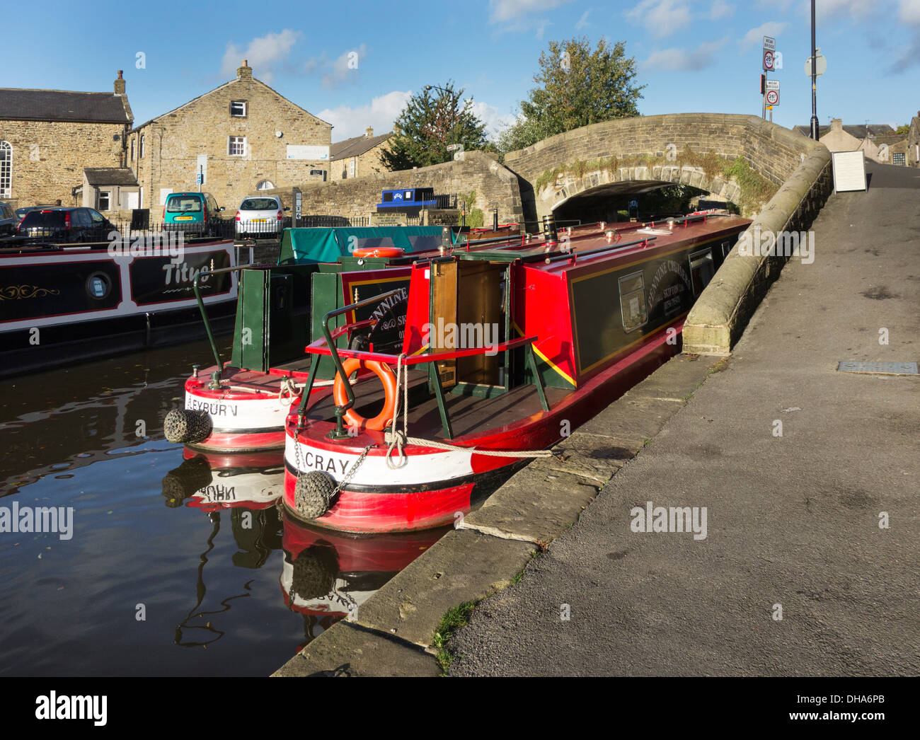 Vertäut schmale Boote auf der Leeds, Liverpool Canal, Skipton, North Yorkshire Stockfoto