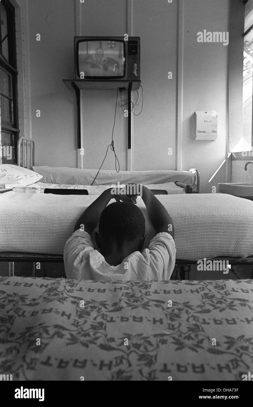 ipjr0192131216-19. Februar 1999 Soweto, Südafrika. Ein Kind schläft vor dem Fernseher, für ein Kind gibt es nicht viel zu tun ist Stockfoto