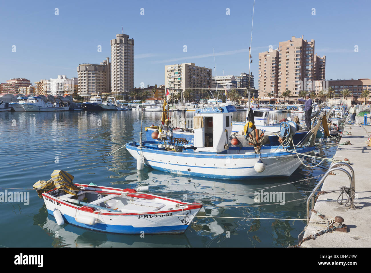 Angelboote/Fischerboote im Hafen; Fuengirola, Provinz Malaga, Costa Del Sol, Andalusien, Spanien Stockfoto