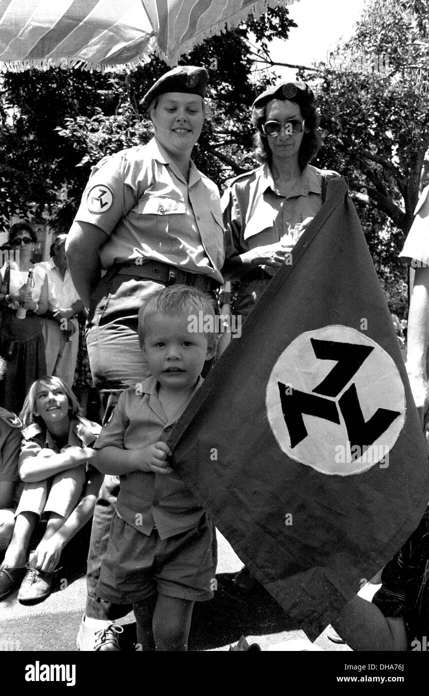 1992 Pretoria South Africaâ Kind hält die AWB-Flagge, um die Zustimmung der Mutter... Vor den Parlamentswahlen 1994 im Stockfoto