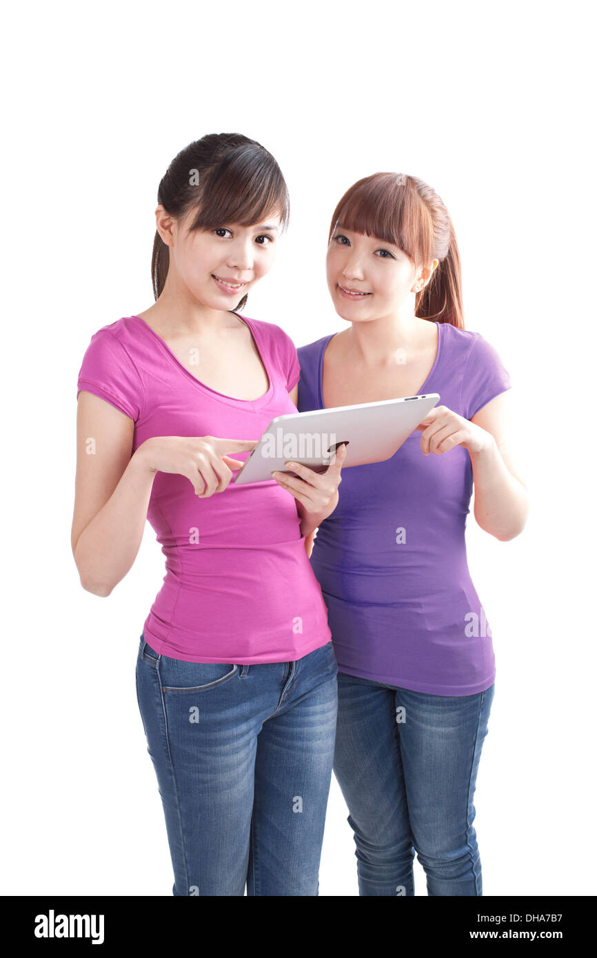 Zwei Freundinnen spielen mit digital-Tablette Stockfoto