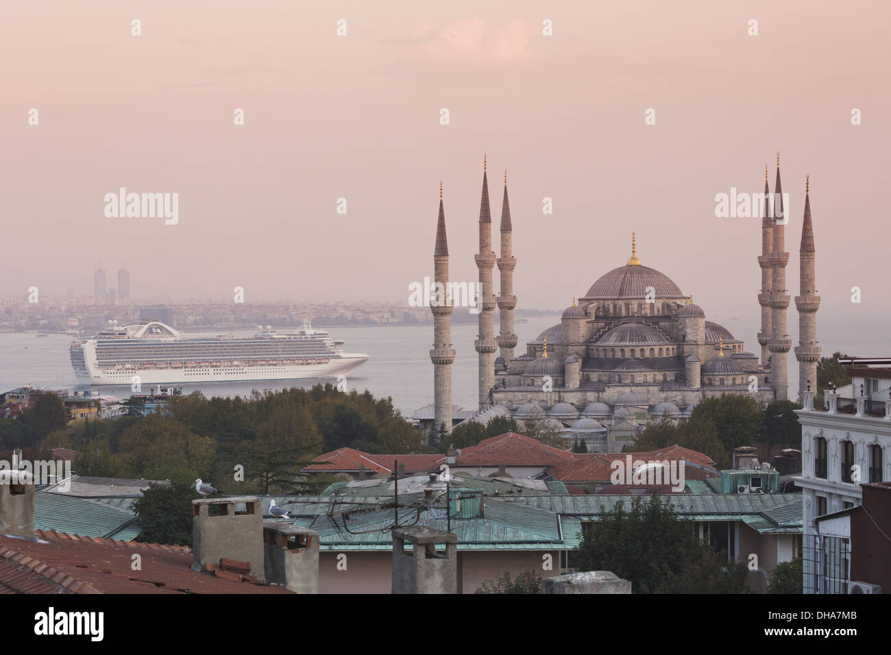 Blaue Moschee mit einem Kreuzfahrtschiff In den Bosporus im Hintergrund; Istanbul, Türkei Stockfoto