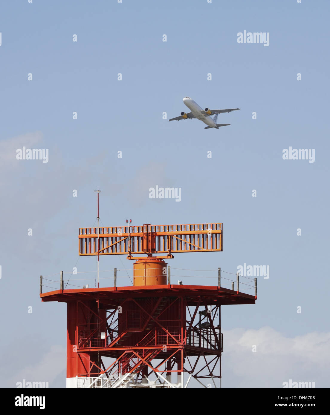 Passagierflugzeug fliegen über Radaranlage am Flughafen von Malaga; Provinz Malaga, Spanien Stockfoto