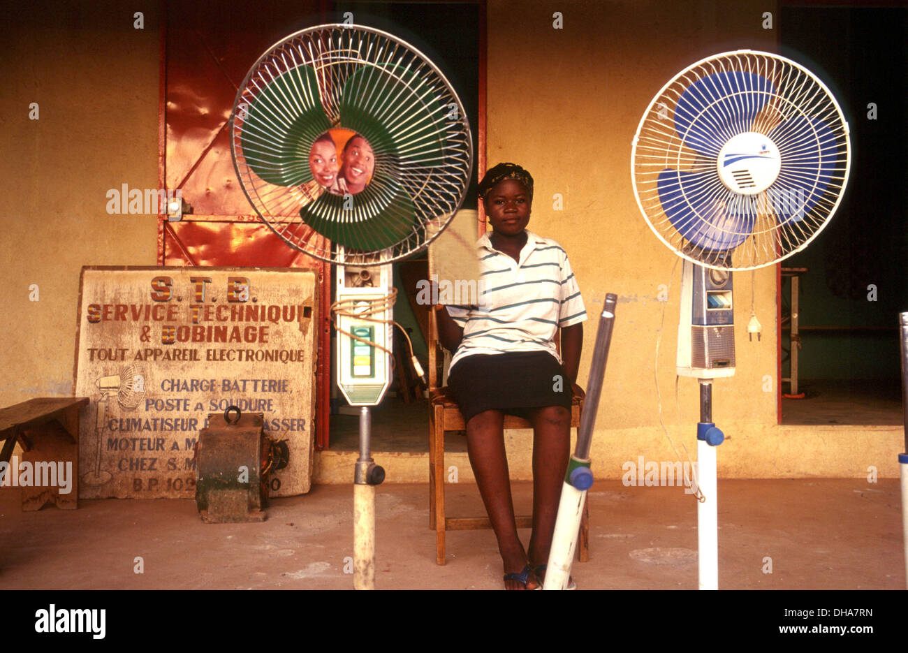 June 1998 C™ Te d IvoireA Straßenrand fan-Händler... © John Robinson/South Photographsafrica Afrika Afrique Kleinunternehmen Handel Stockfoto