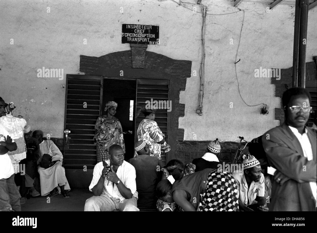 Juni 1998 Bamako-MaliPeople auf der Plattform des Bahnhofs Bamako. Stockfoto