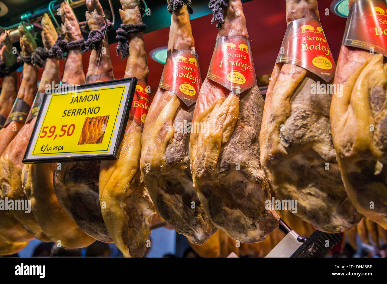 Frischen Serrano-Schinken in einem Barcelona-Markt Stockfoto