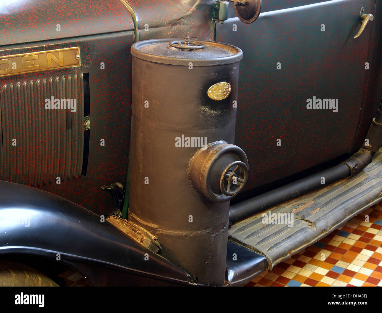 Der 1936 Citroën 7 U 9CV mit 4-Zylinder-Motor wurde während des Zweiten Weltkriegs mit einem GOHIN-POULENC Gasogengenerator ausgestattet. Er ist Teil der Sammlung des Automobilmuseums in Talmont-Saint-Hilaire, Frankreich, die innovative Fahrzeugtechnik aus Kriegszeiten zeigt. Stockfoto