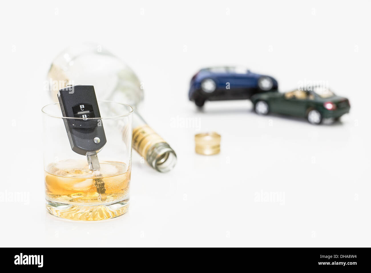 Glas Alkohol und Auto-Schlüssel. Foto isoliert auf weißem Hintergrund Stockfoto