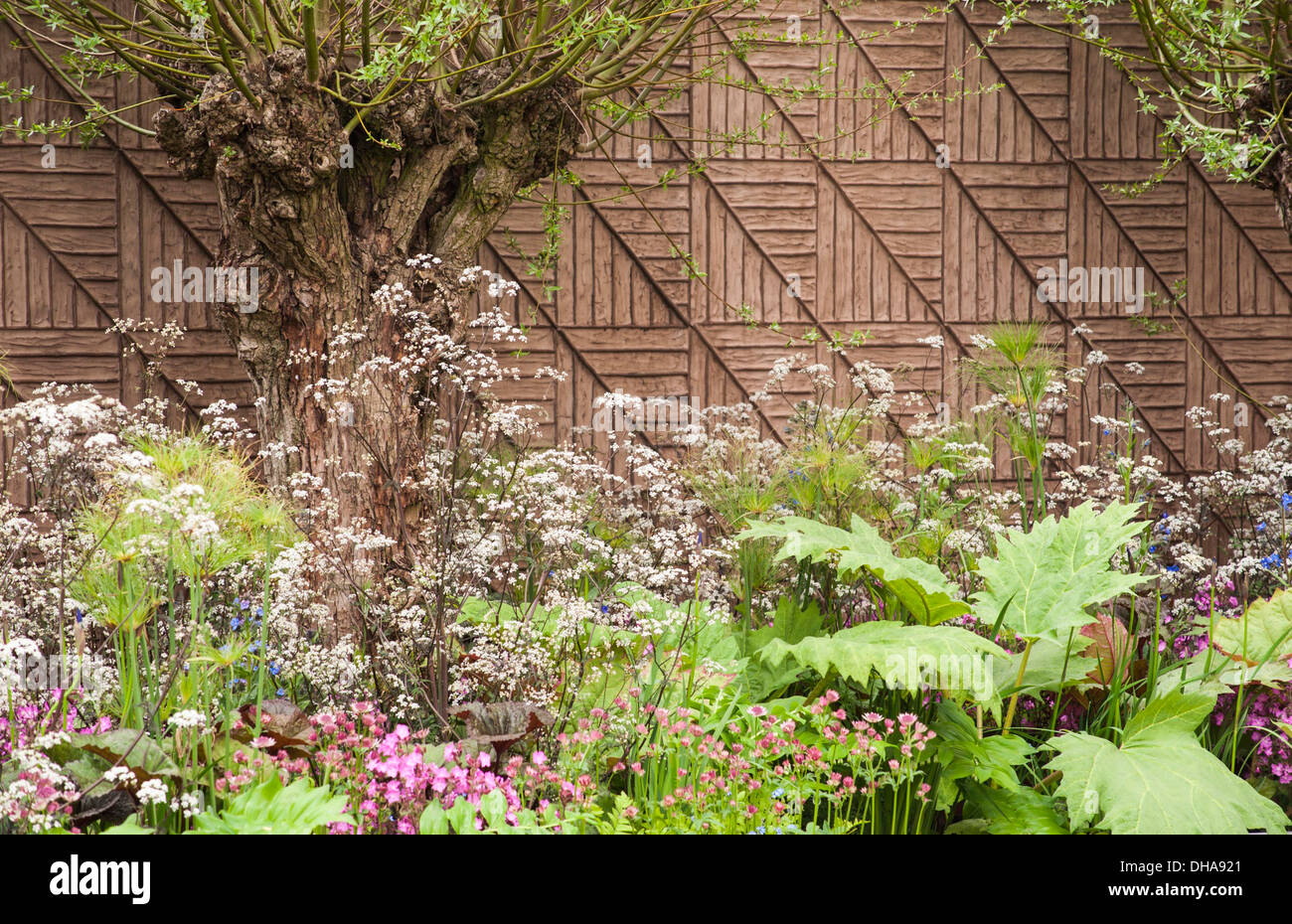 Chelsea Flower Show 2013 B & Q Sentebale ÈForget-me-Notı Garten Designer Jinny Blom. Sentebale ist Prinz Harry Nächstenliebe. Silber Stockfoto