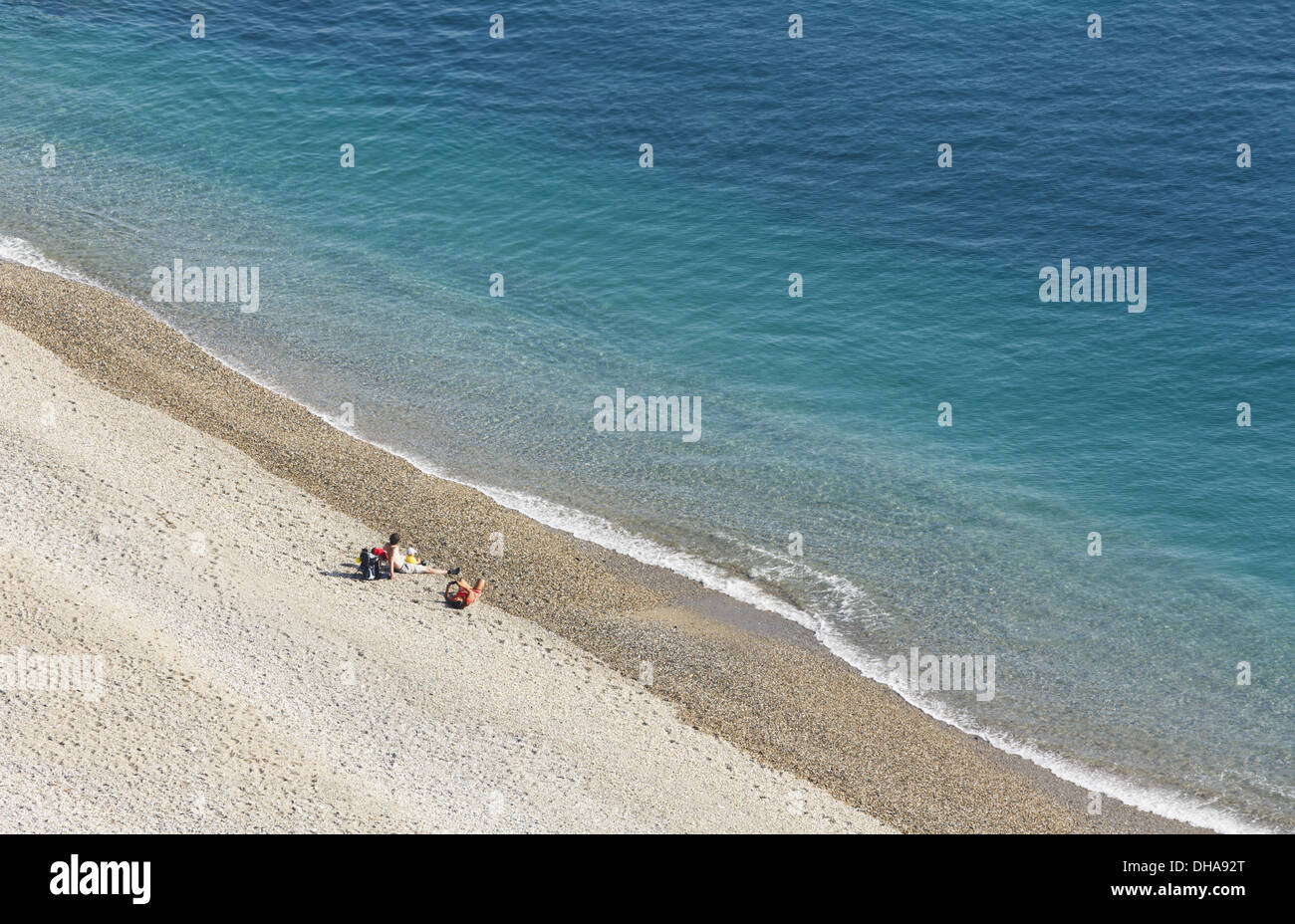 Junge Familie auf A verlassenen Strand, Playa Del Pino, In der Nebensaison, in der Nähe von Nerja und Maro; Provinz Malaga, Costa Del Sol, Spanien Stockfoto