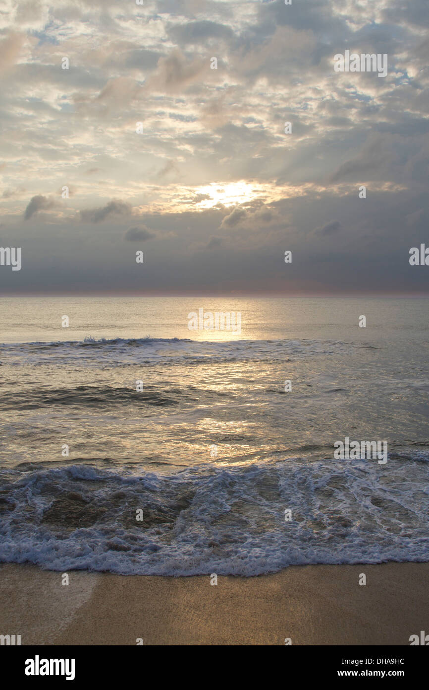 Atmosphärische Schuss eine stimmungsvolle Wolkengebilde über einen Sonnenuntergang Meer in der Dämmerung Stockfoto