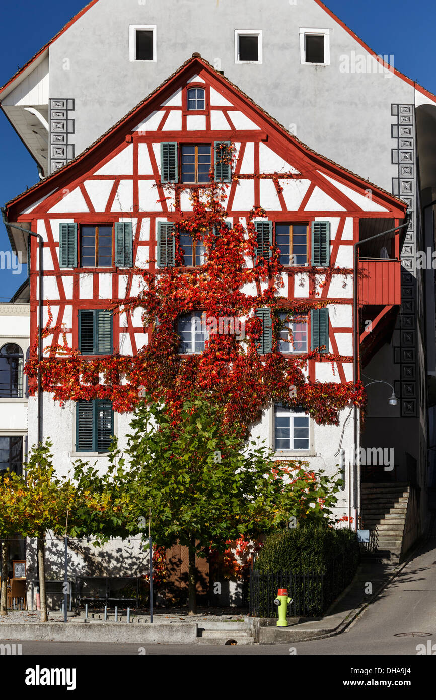 Typische Schweizerhaus mit freiliegenden Holzbalken, Eglisau, Schweiz. Stockfoto