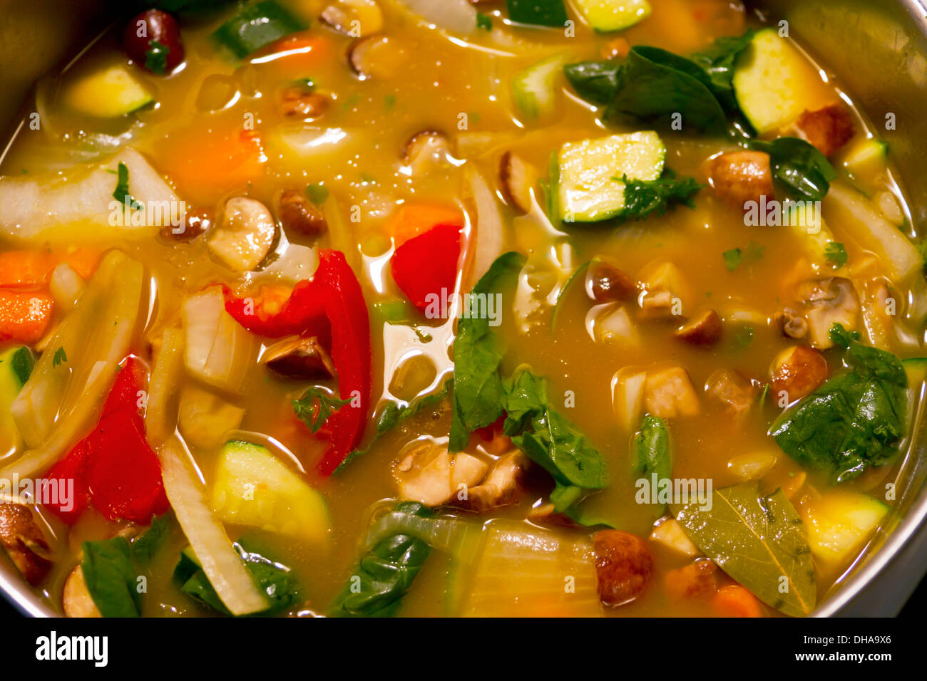 Nahaufnahme von einem großen Topf mit herzhaften, köstliche, hausgemachte Gemüsesuppe, winter Komfort Essen Stockfoto
