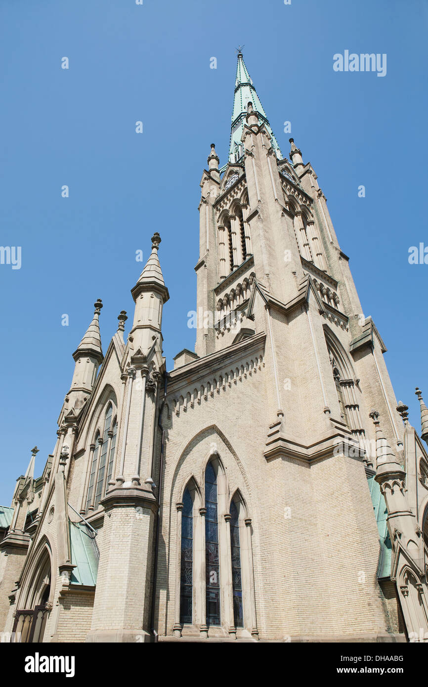 Niedrigen Winkel des St.-James-Kathedrale mit blauem Himmel; Toronto, Ontario, Kanada Stockfoto