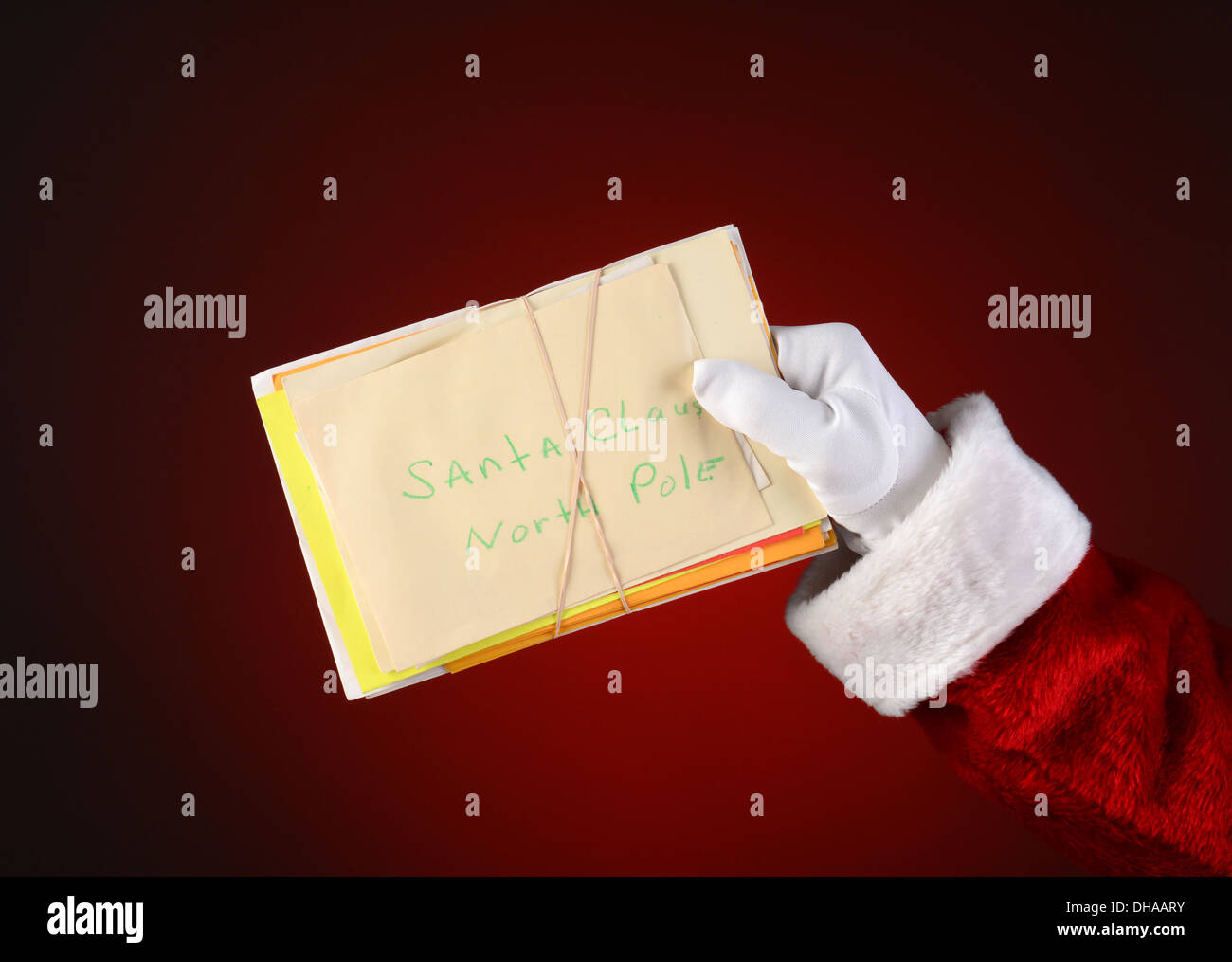 Nahaufnahme von Santa Claus hält eine Reihe von Buchstaben, die mit einem Gummiband gebunden. Stockfoto