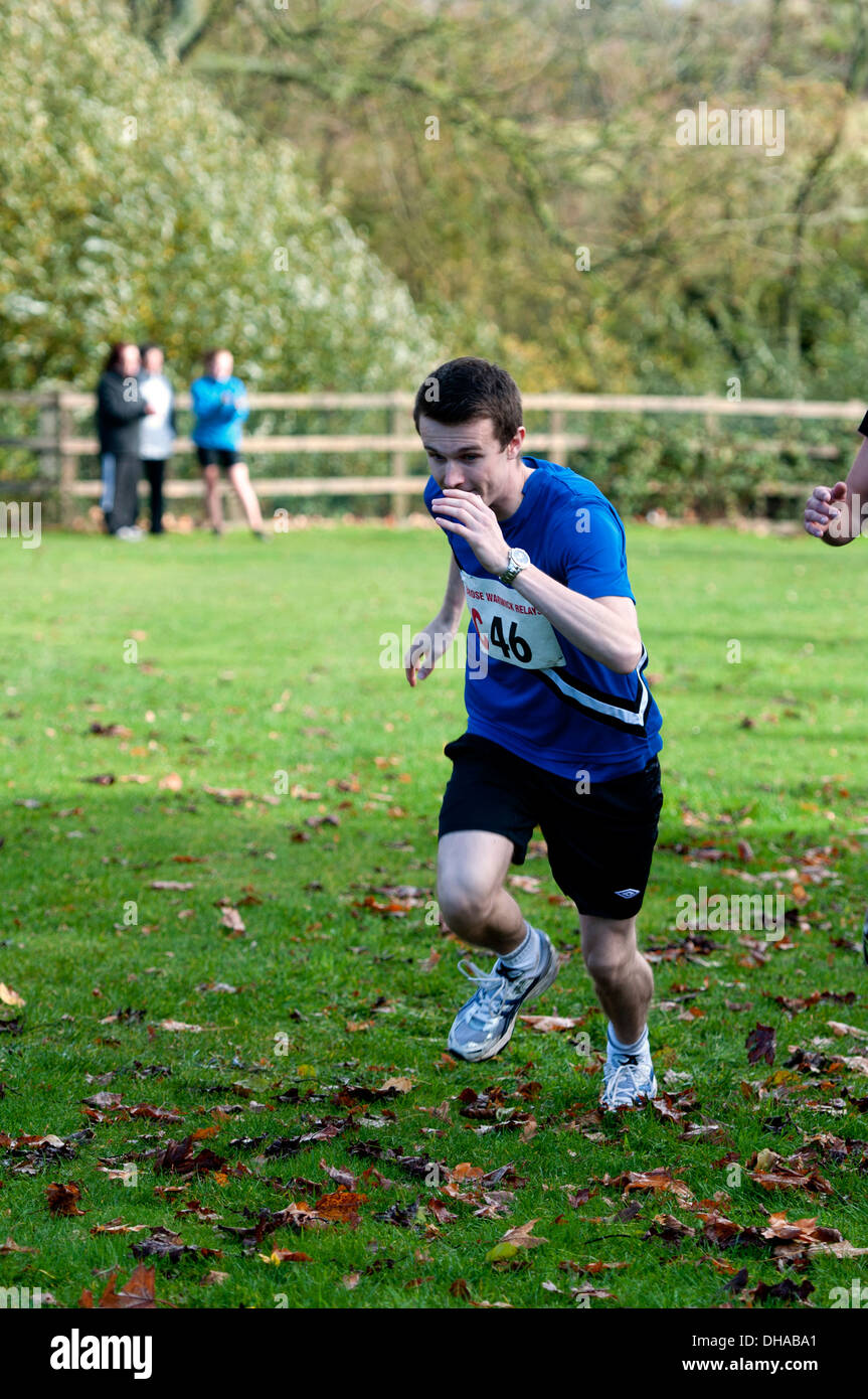Männliche Schüler läuft bei Brose Cross Country Relais an der Universität Warwick, UK Stockfoto