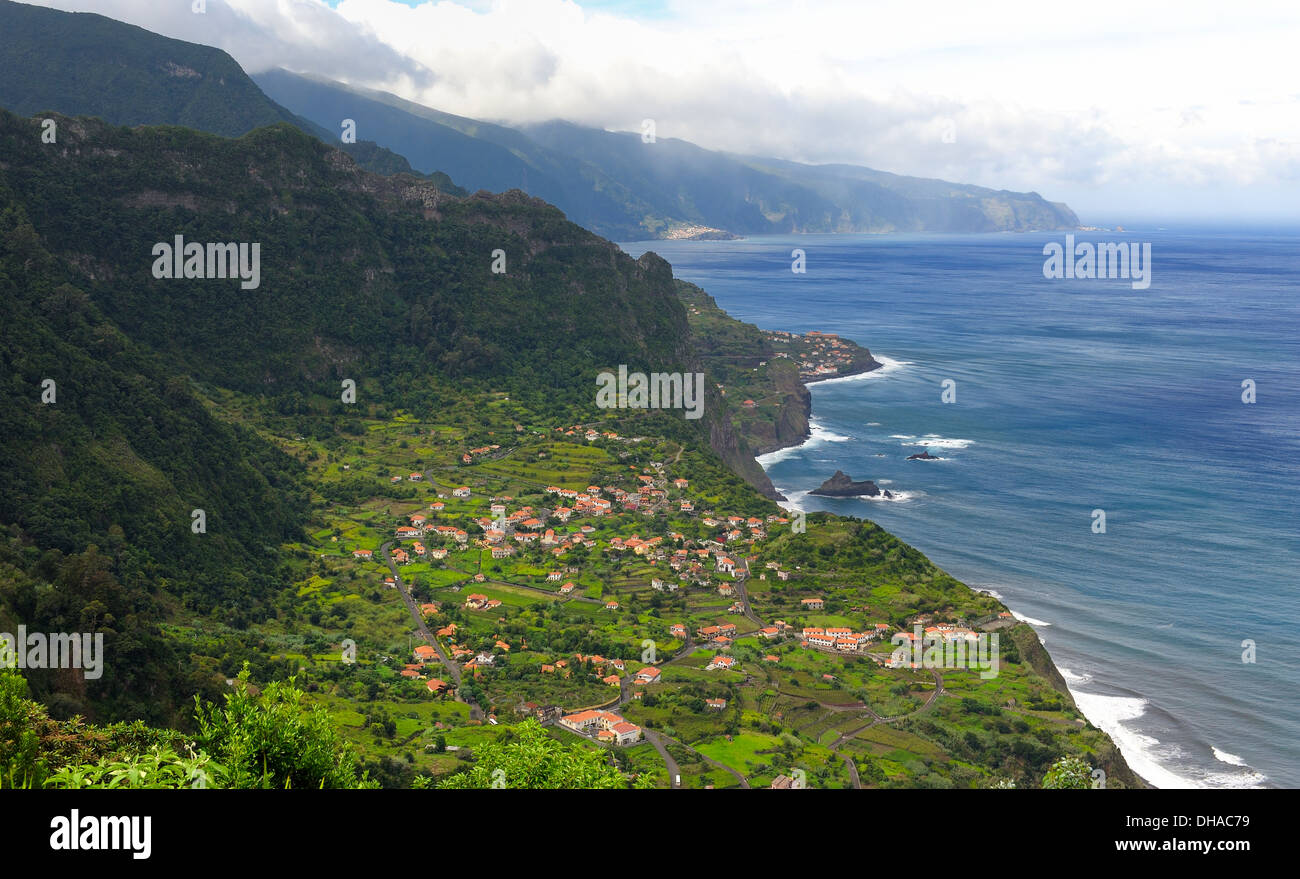 Madeira Portugal. Der touristische Blick auf Arco de São Jorge Pfarrkirche aus der Sicht der Beira da Quinta an der Nordküste. Stockfoto