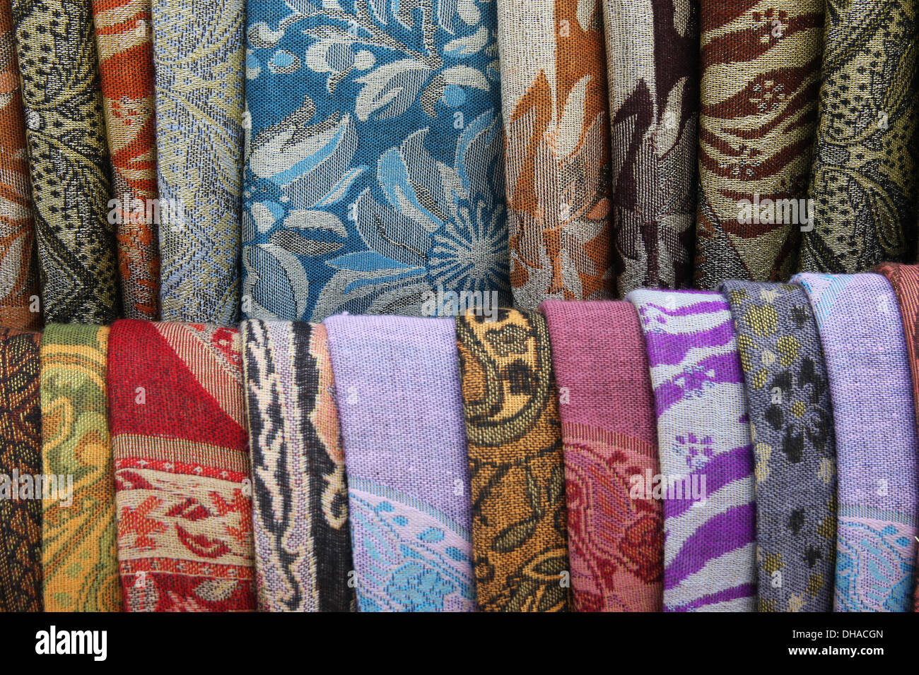 Schals für den Verkauf auf einen Stall in Istanbul Türkei Stockfoto