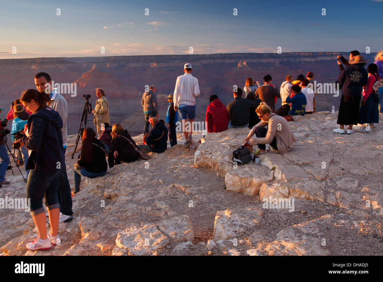 Besucher am Yavapai Point bei Sonnenuntergang, Grand Canyon Nationalpark in Arizona. Stockfoto