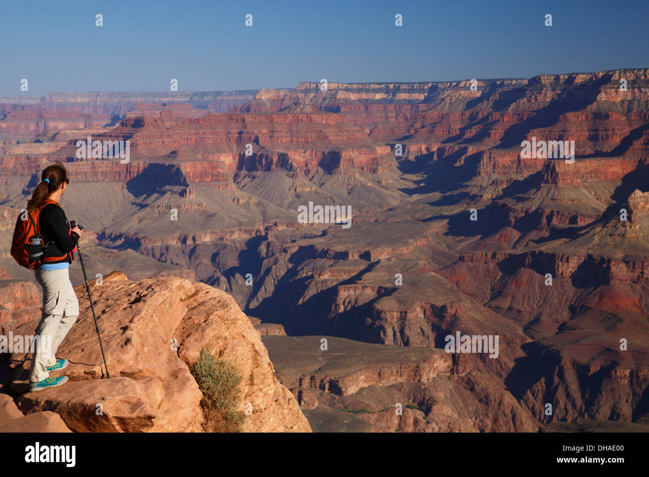 Wanderer auf Ooh Ahh Punkt auf dem South Kaibab Trail, Grand Canyon Nationalpark in Arizona. (Modell freigegeben) Stockfoto