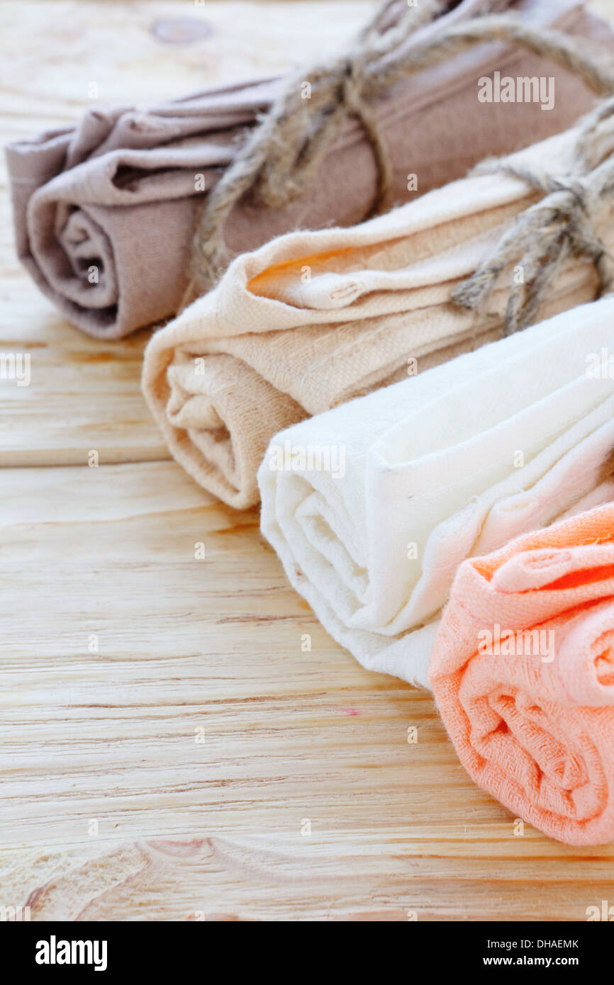 Bio-Textilien für die Küche auf den Tisch, schöne Handtücher Stockfoto