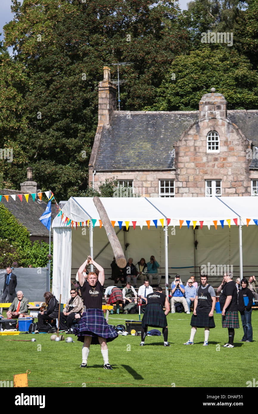 Caber tossing bei den Lonach Highland Games in Aberdeenshire, Schottland Stockfoto