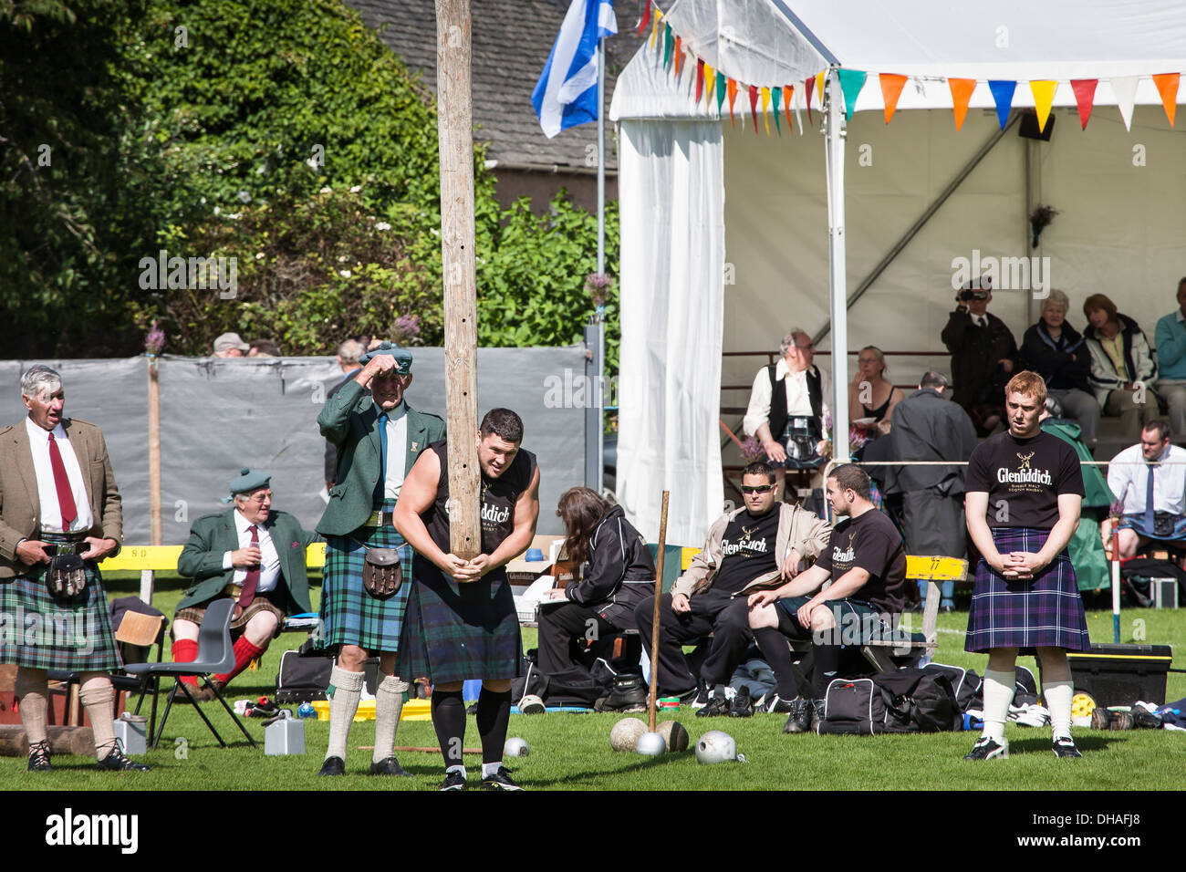Caber tossing bei den Lonach Highland Games in Aberdeenshire, Schottland Stockfoto