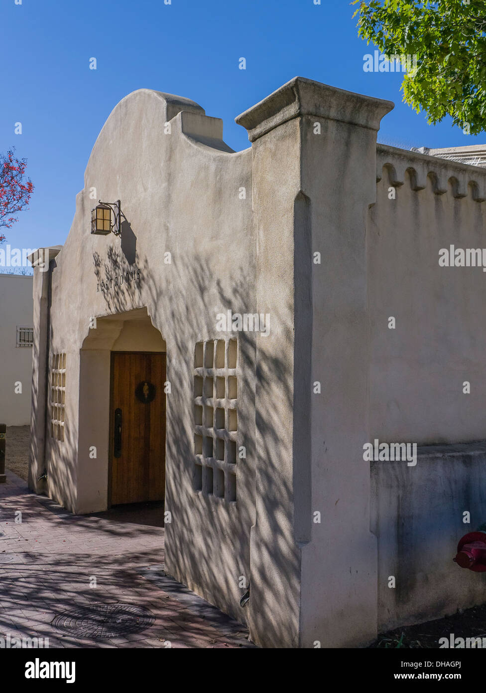 Adobe Gebäude im südwestlichen Stil-Architektur besteht aus einer Matrix von wiederholten quadratischen Öffnungen im gefleckten Licht in Ojai, Kalifornien. Stockfoto