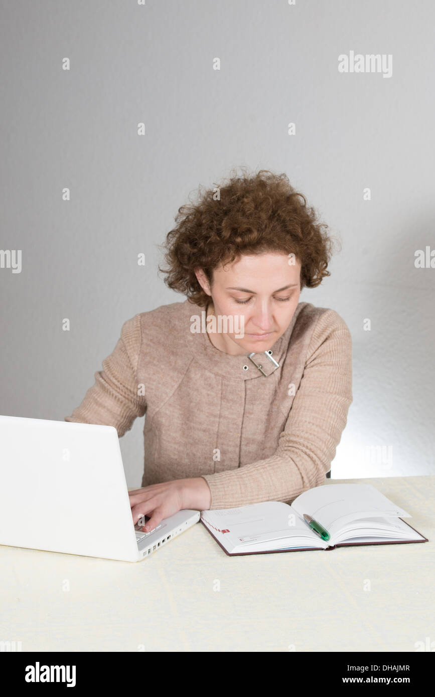 junge lockig Frau arbeitet als Buchhalterin (Buchhalter) Stockfoto